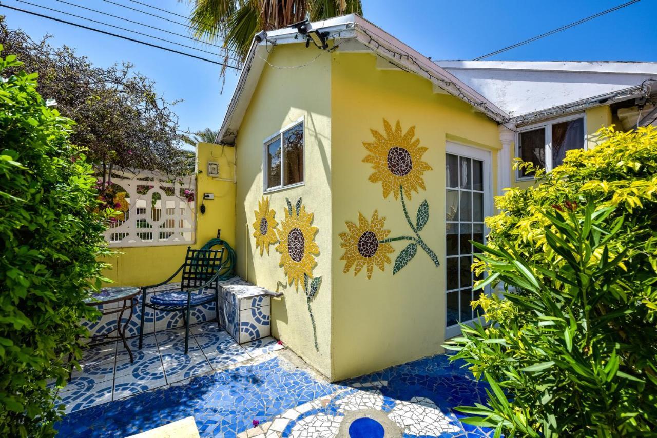 Sunflower Villa Studios Palm Beach Екстер'єр фото